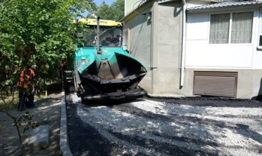 Stimați locuitori ai comunei Stăuceni, Astazi a fost aplicat primul strat de beton asfaltic în curtea blocului de loc...