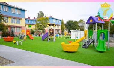 Curtea IET Sălcioara capătă tot mai multă culoare! În 2 zone de joacă a fost montat deja utilajul. La moment se munceş...