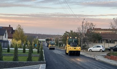 Stimați locuitori din sectorul Bucovina, Astăzi finalizăm asfaltarea drumului Chicago. În scurt timp va fi deblocat acce...