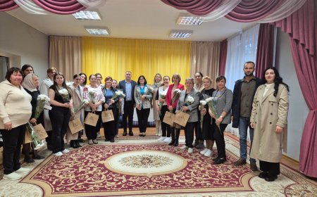 La mulți ani, dragi profesori!   Vă mulțumim pentru dăruirea și pasiunea cu care ghidați pașii copiilor spre cunoaștere...