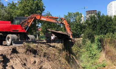 Lucrări de curățare a canalului de scurgere a apelor pluviale 