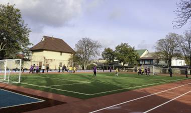 Noul mini-stadion multifuncțional așteaptă locuitorii dornici de sport!