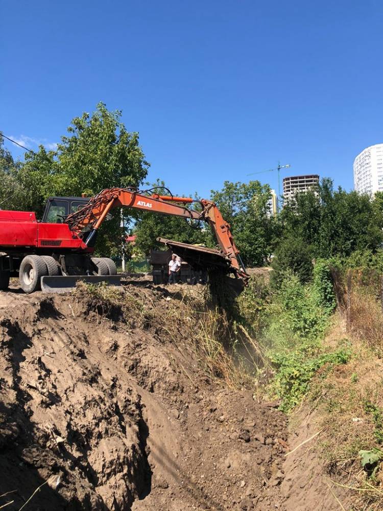 Lucrări de curățare a canalului de scurgere a apelor pluviale 