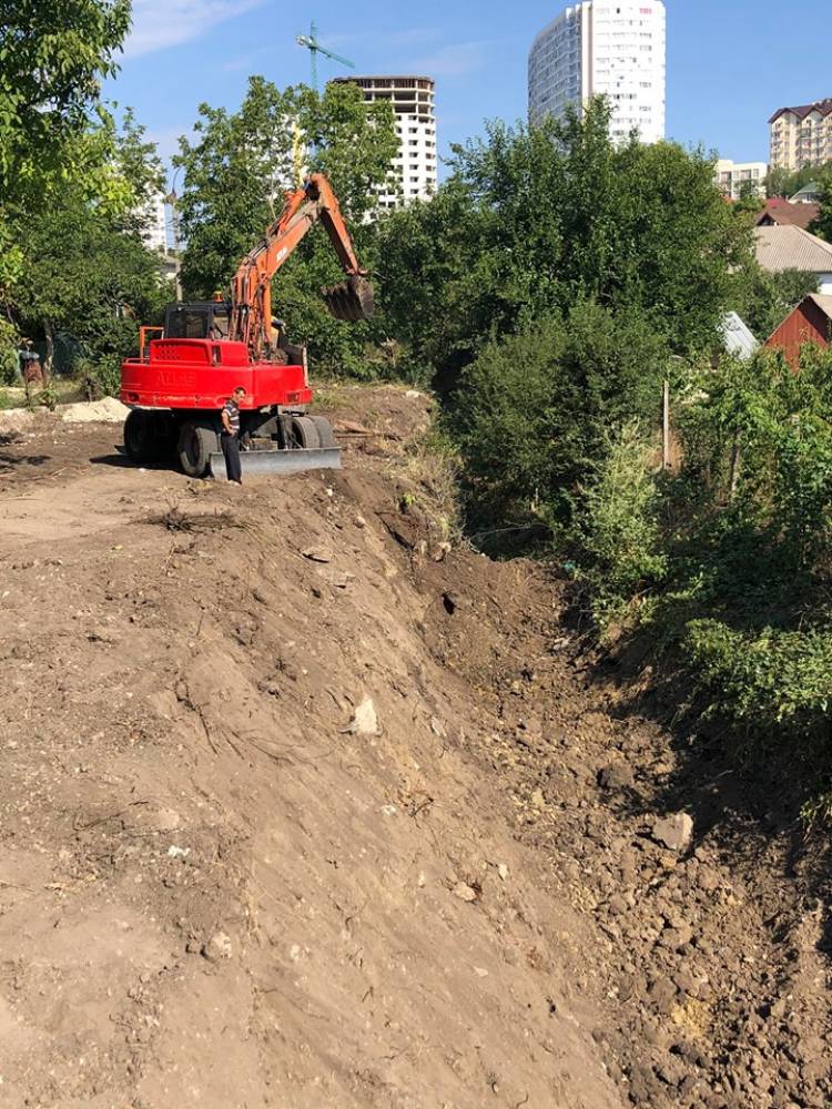 Lucrări de curățare a canalului de scurgere a apelor pluviale 