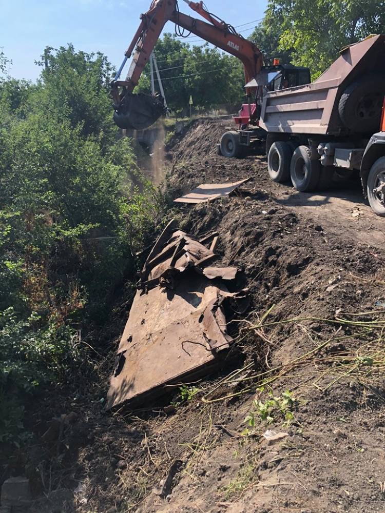 Lucrări de curățare a canalului de scurgere a apelor pluviale 