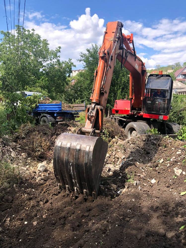 Lucrări de curățare a canalului de scurgere a apelor pluviale 