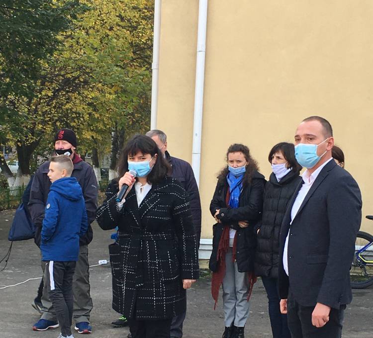 Noul mini-stadion multifuncțional așteaptă locuitorii dornici de sport!