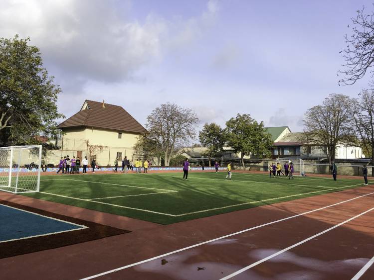 Noul mini-stadion multifuncțional așteaptă locuitorii dornici de sport!